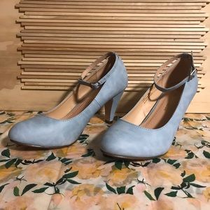 Chase & Chloe • Light blue suede pumps